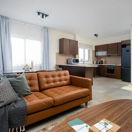 Andia Court 102 *
